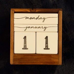 NWT DECOCRATED Wood Tabletop Calendar